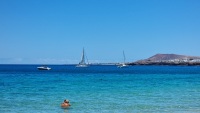 Ein paar Boote. Im Hintergrund: Playa Blanca